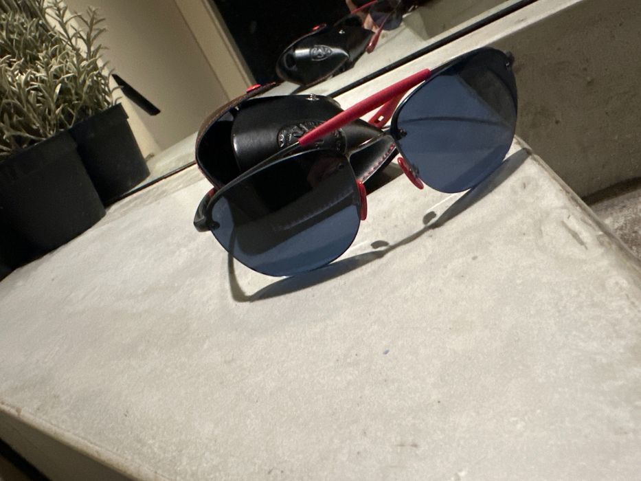 Продавам слънчеви очила RayBan в коллаборация с Ferari. Топ състояние!