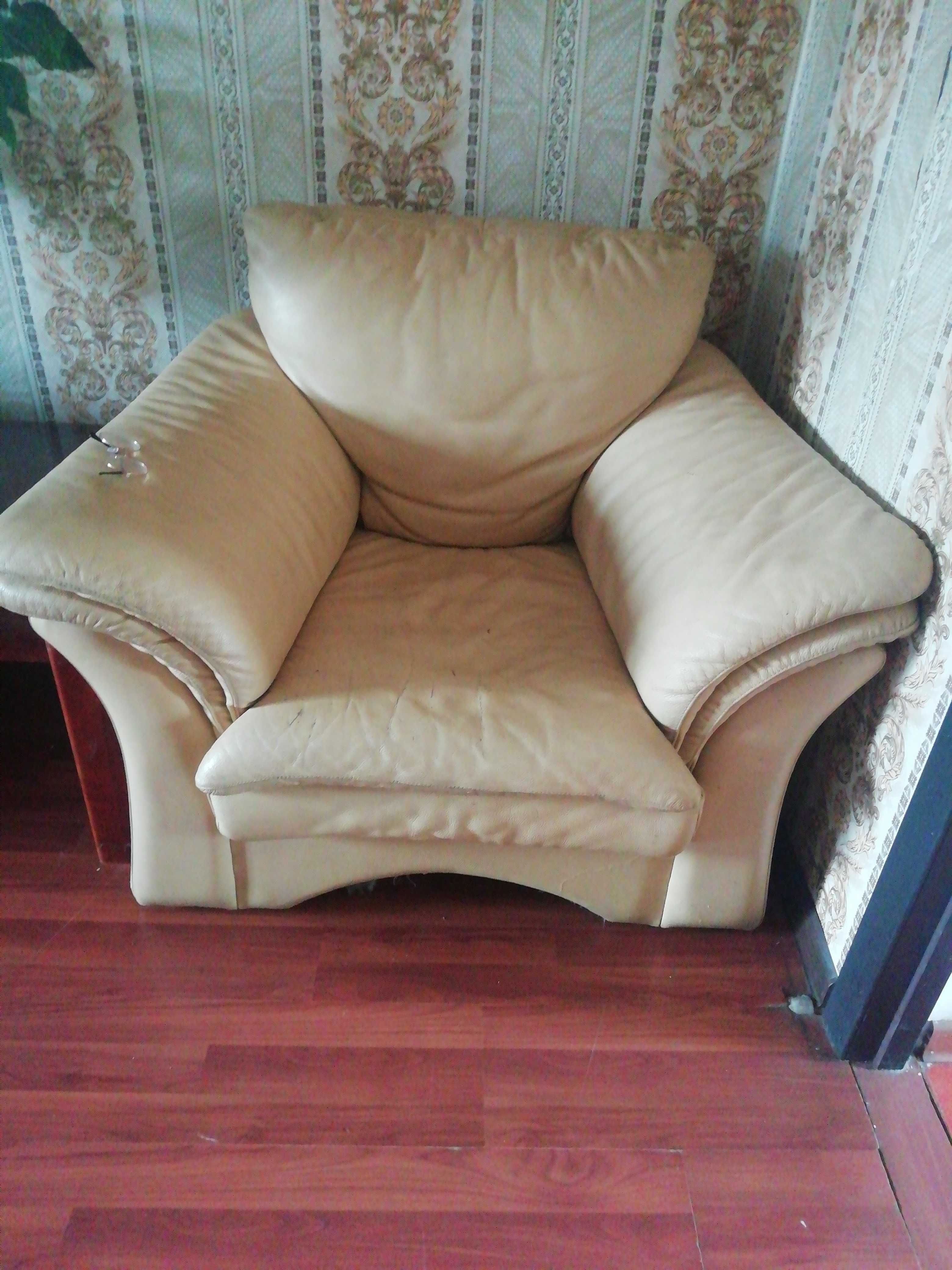 Кожаный диван с 2 креслами