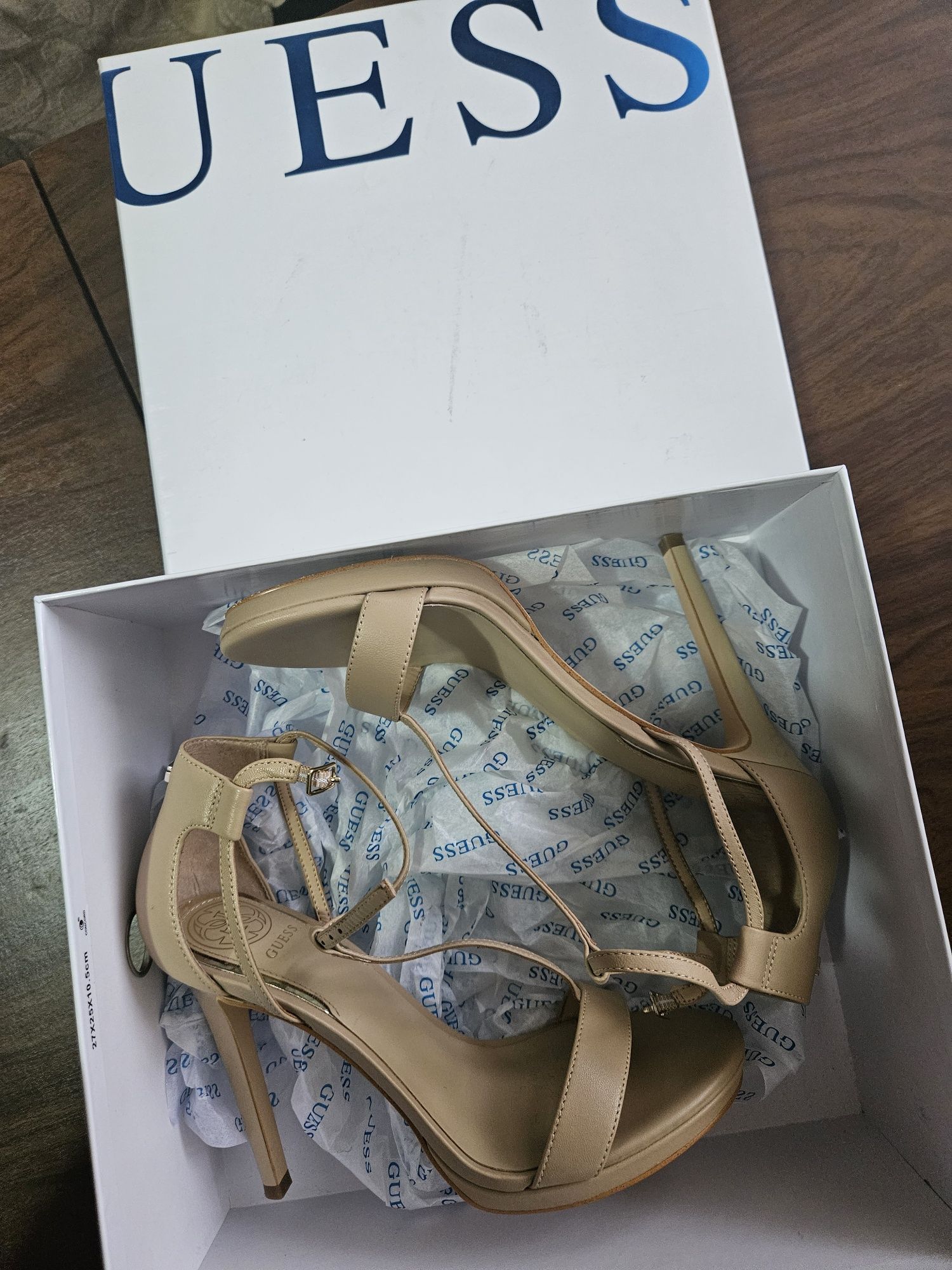 Сандали на висок ток Guess