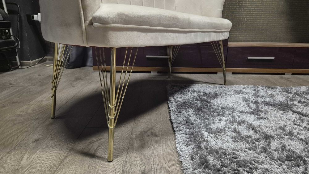Canapea/bancheta 2 persoane crem eleganta cu picioare metalice aurii