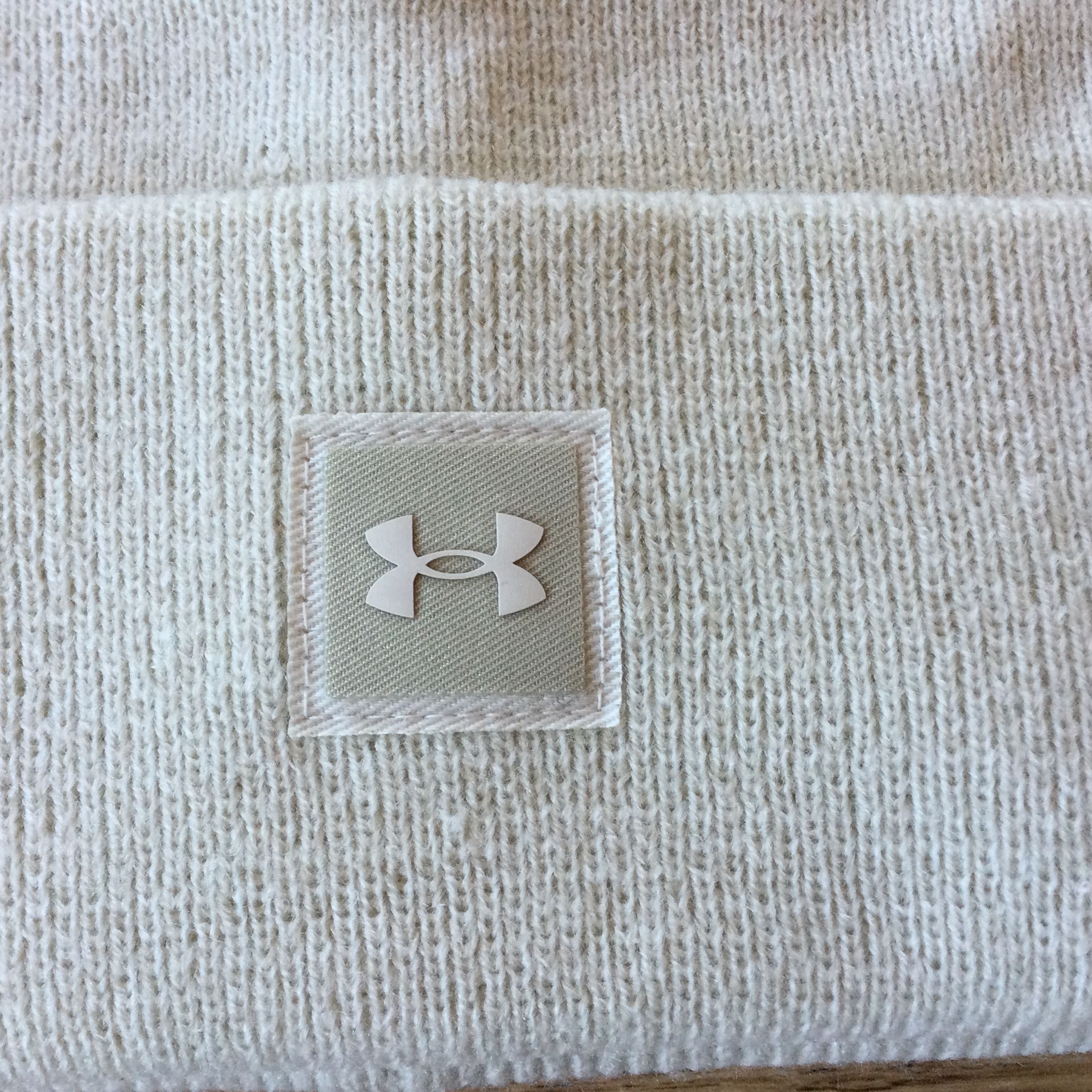 НОВА оригинална плетена бежова зимна шапка UNDER ARMOUR от САЩ
