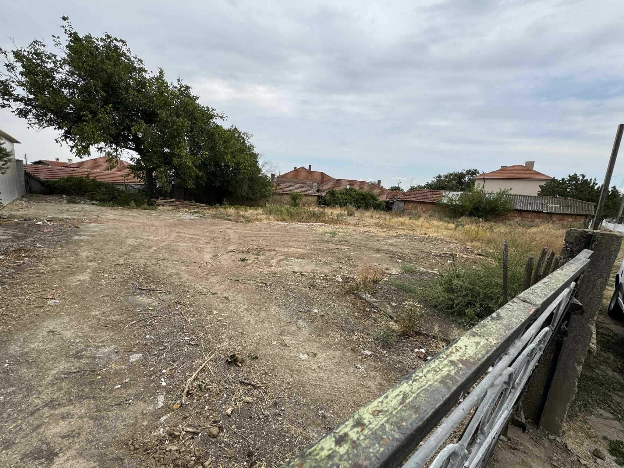 Продава се парцел в регулация на главен път - с.Чернолик
