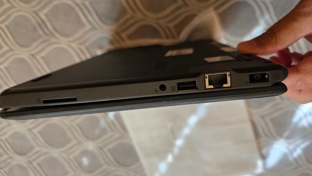 Vand Lenovo yoga 11e 2in1 si tableta nr serie-L3O4KBF3 stare ff buna