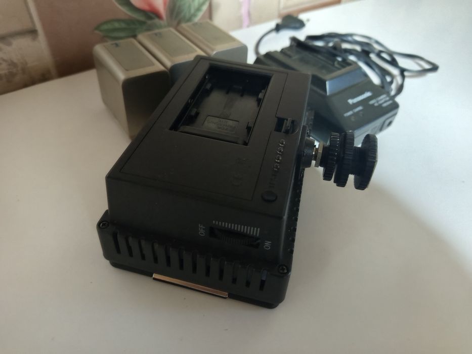 Lampa led cu voleti , 3 baterii si incarcator panasonic