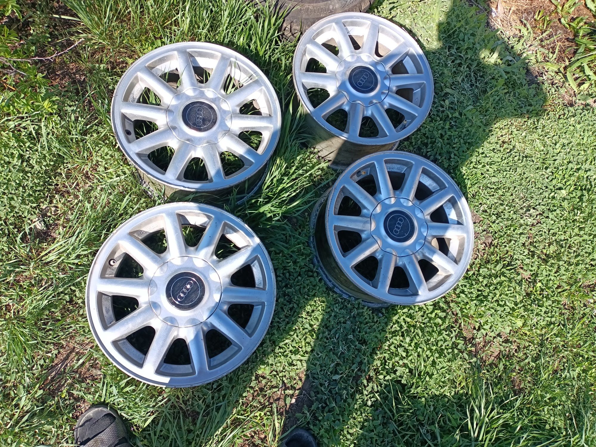 Продам титанку Ауди Б4 R15