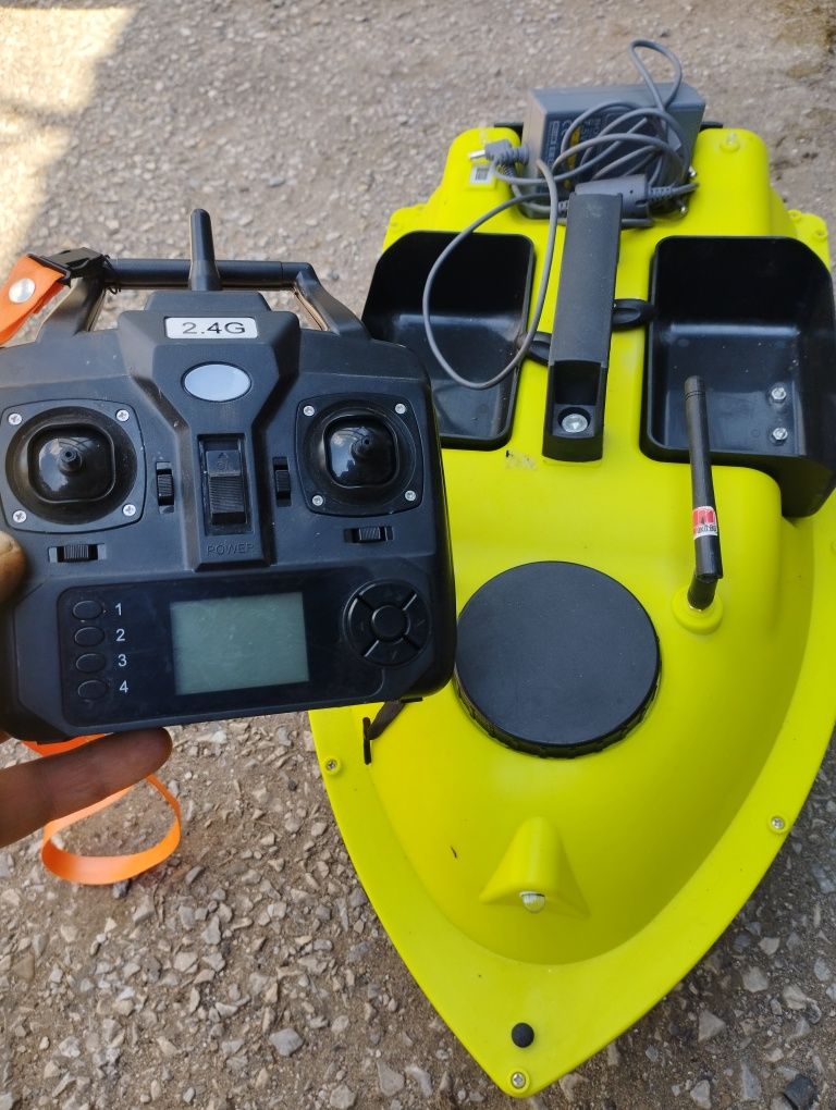 Лодка за захранка d18b GPS