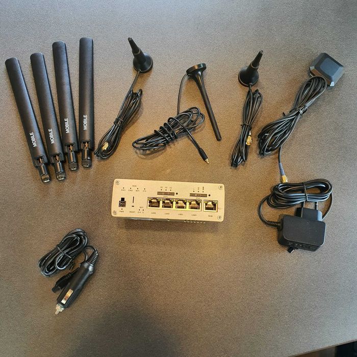 Teltonika Industrial 5G Router si antena retelistica MIMO GNSS IP67