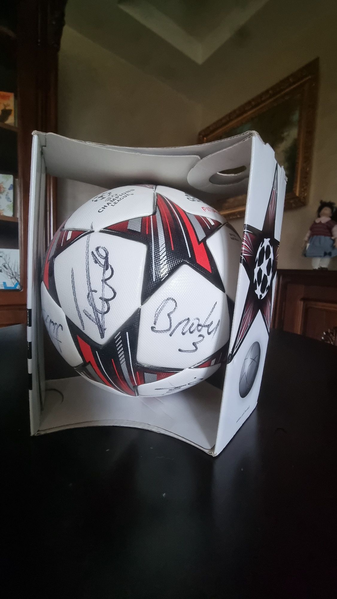 Minge oficiala UCL sezonul 2013-2014 cu autograful jucătorilor Stelei.