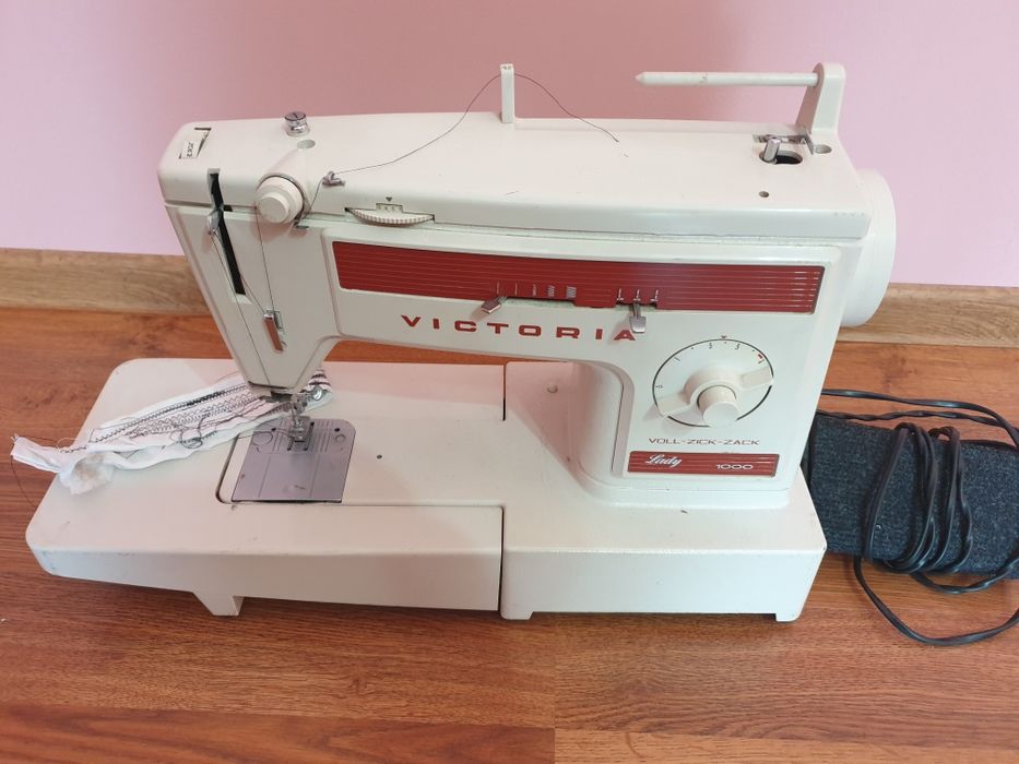 Vând mașini de cusut casnice profesionale