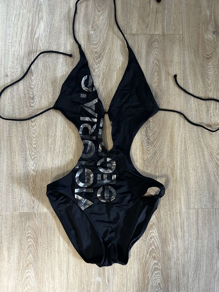 Costum de baie intre Victoria’s Secret