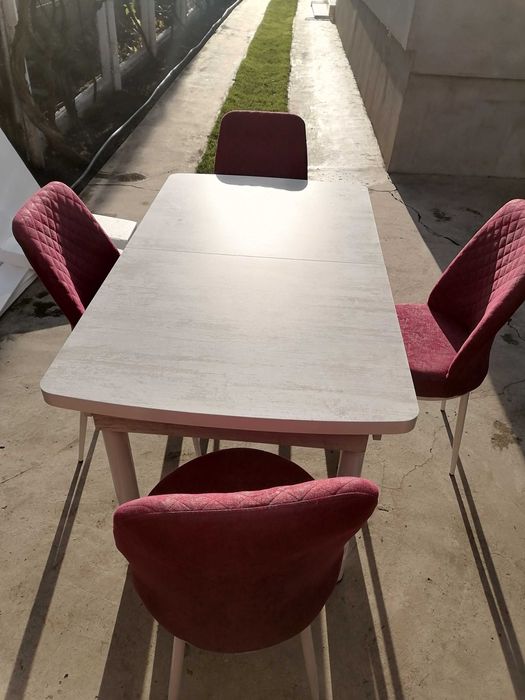 Vând masa de bucatarie extensibila cu 6 scaune.