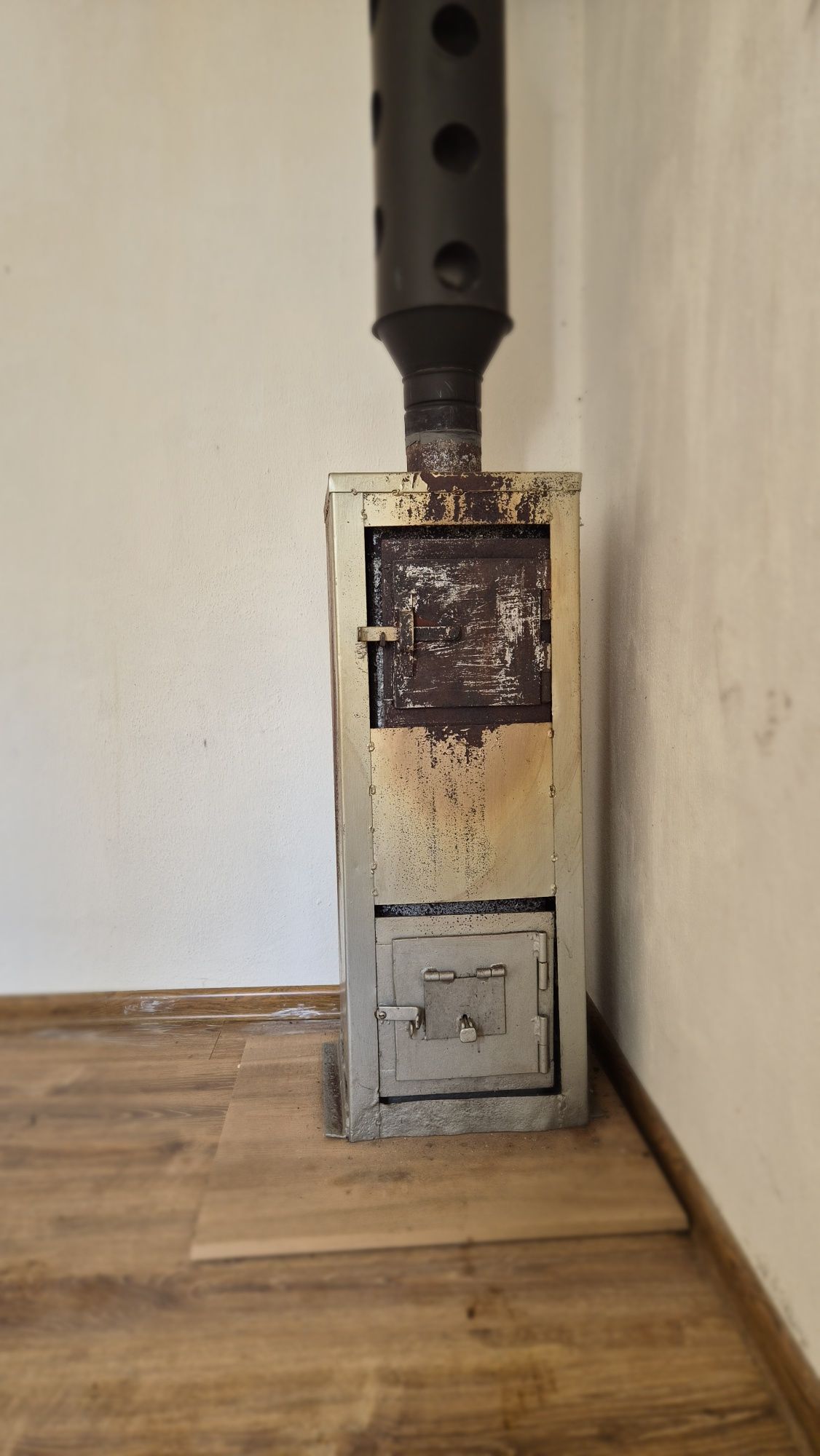 Vând soba pe lemn din fonta