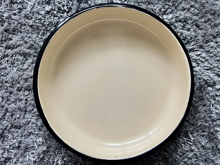 Две стари емайлирани тави