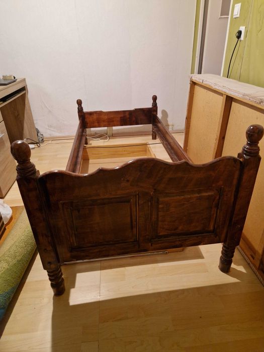 Дървено единично легло