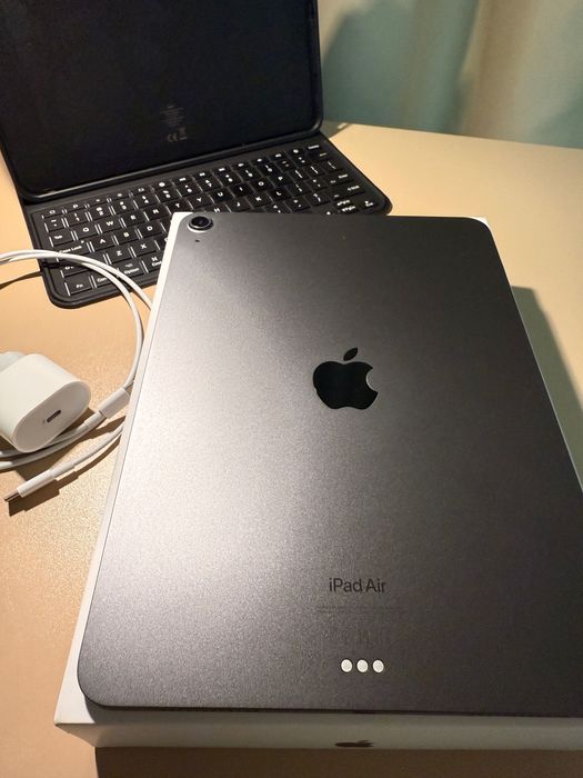 iPad Air (5th Generation) Wi-Fi 64GB Space Gray + husă + tastatura