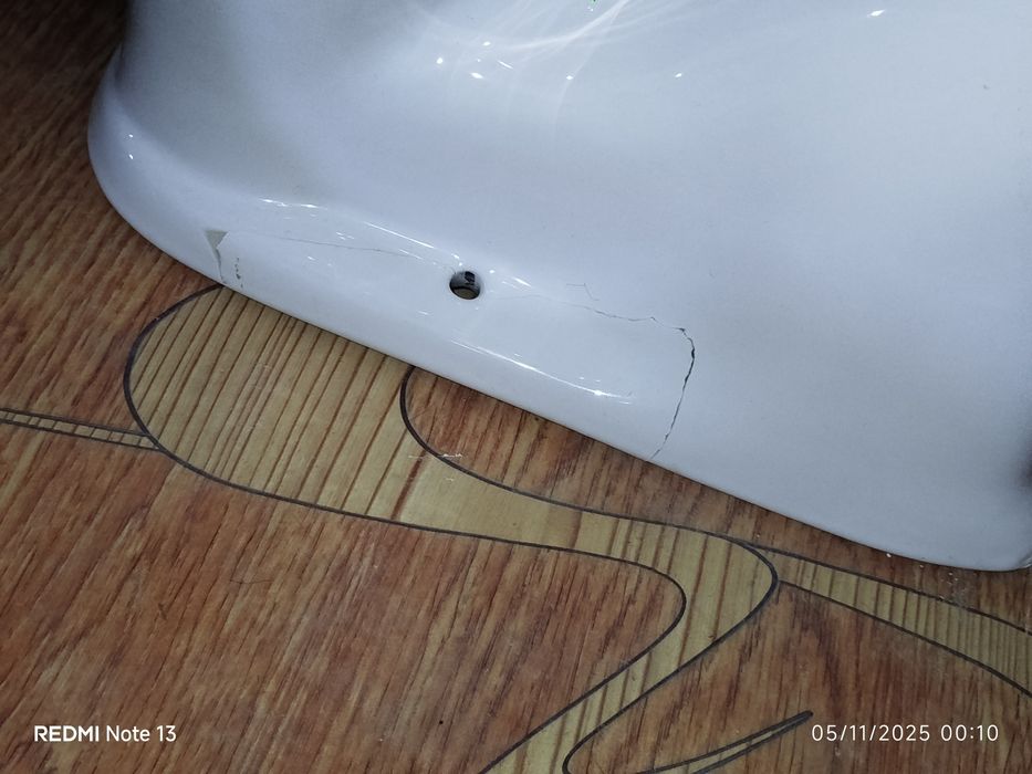 Таза унитаз  тек установка уақтында трешийна түскен