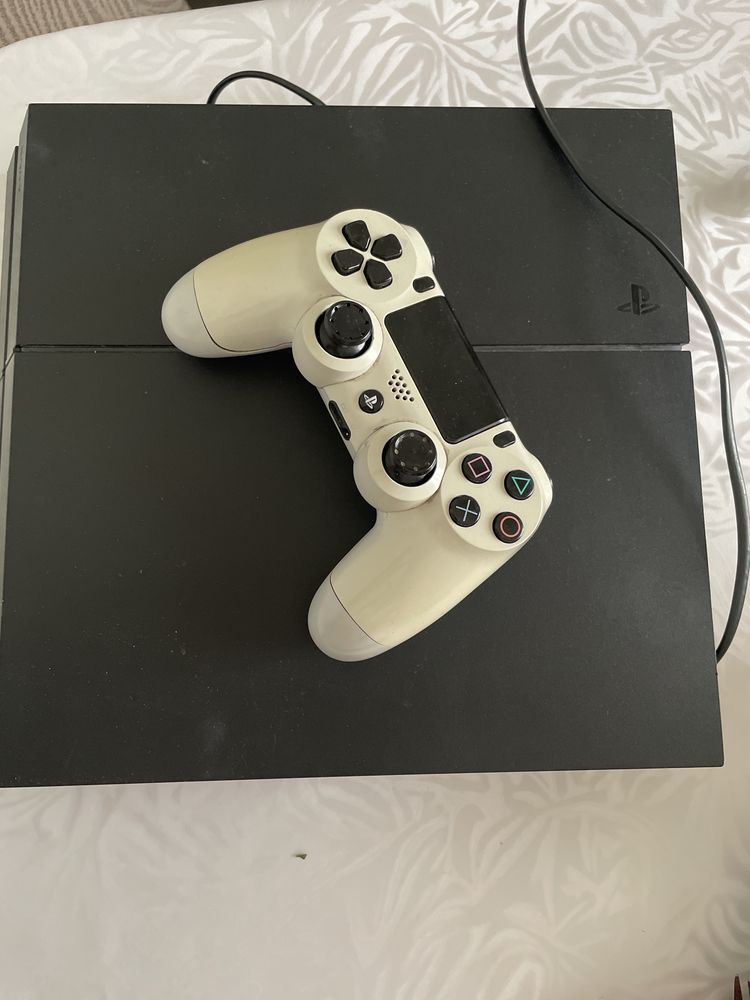 Продам PlayStation 4 бу