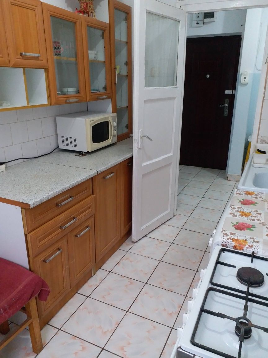 Dau în chirie apartament