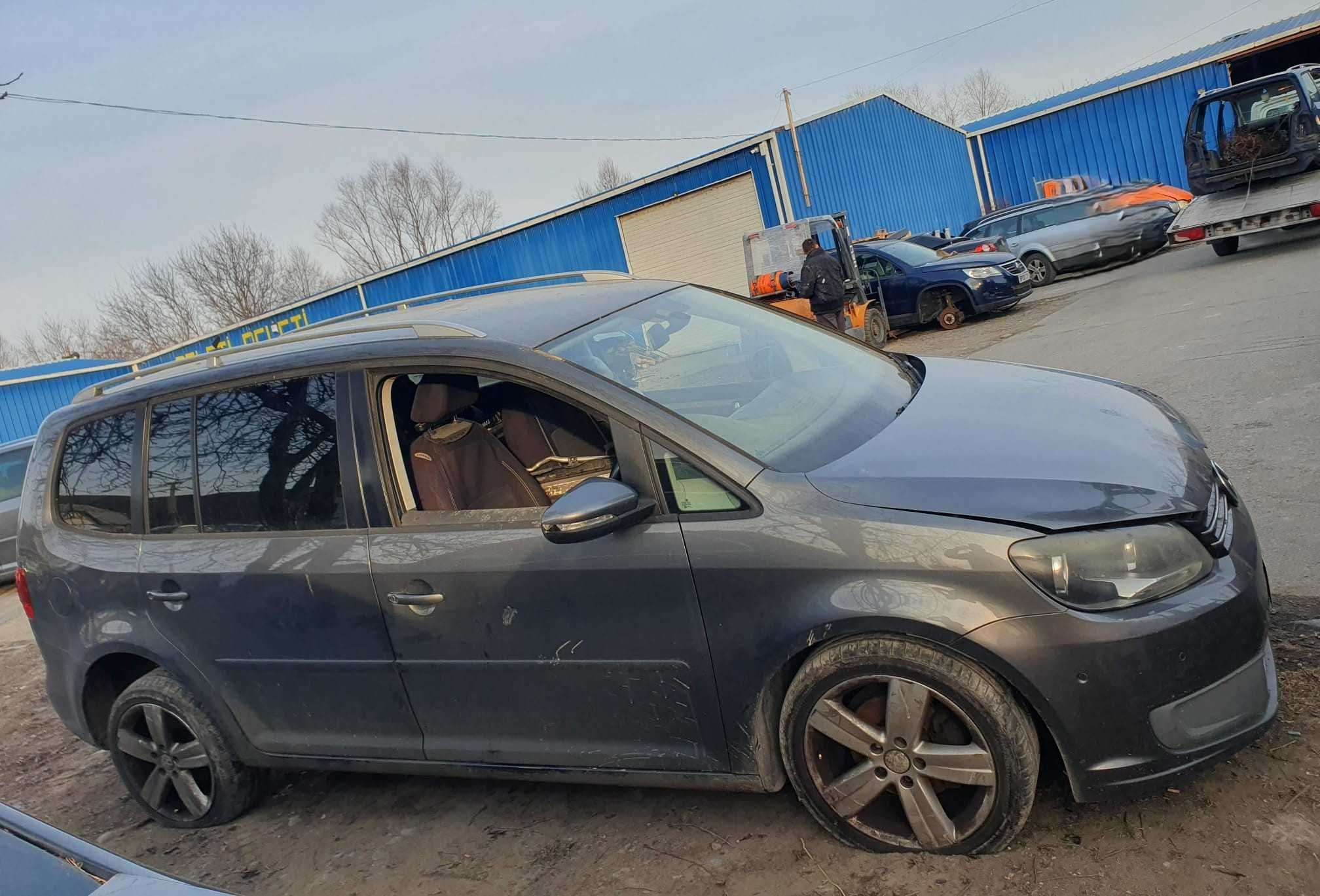 Dezmembrez Volkswagen Touran SE 1.6 TDI CAY 2011