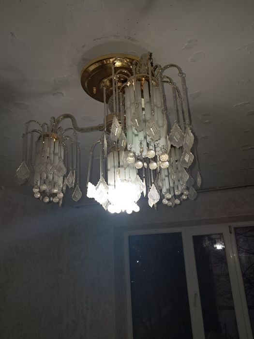 Отдам даром люстру