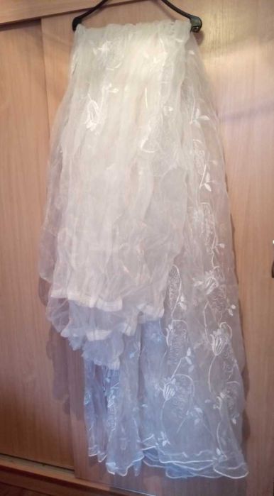 Продаётся тюль, состоящая из двух частей.