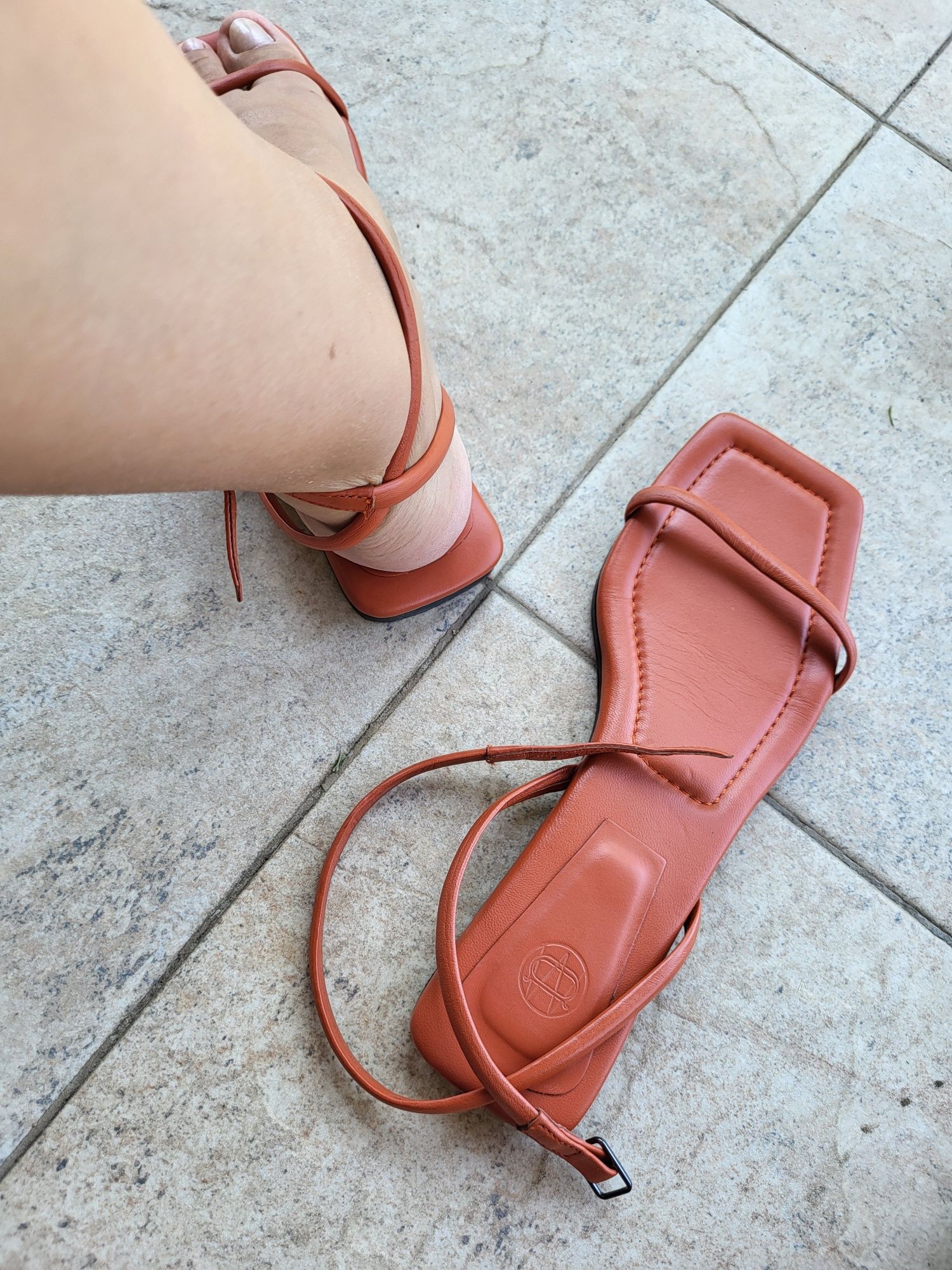 Vând sandale piele