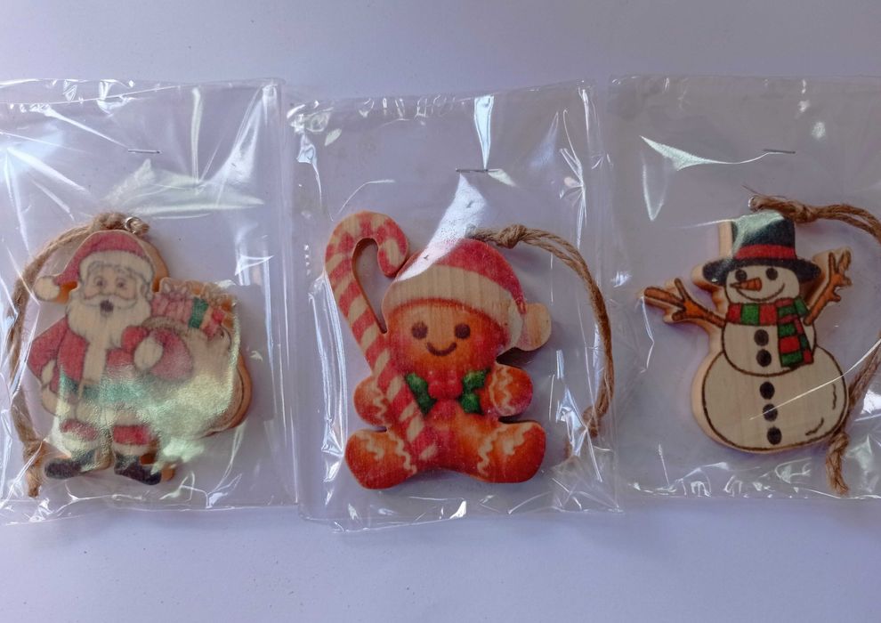 Коледни и новогодишни дървени играчки за елха.