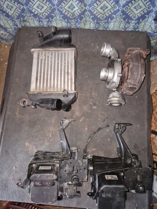 Интеркулер,къпхолдери ABS модули, педали и много други части.