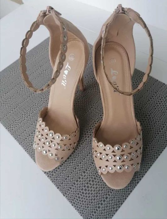 Дамски сандали с ток