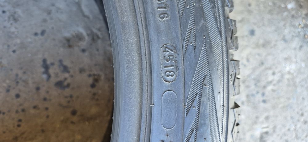 2 anvelope iarna Nokian 275/40/21.Pretul este pe bucata