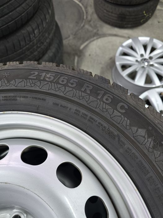 4 Броя Бусови Гуми 215/65/16C Semperit 2x9,5mm 2x9mm 22dot