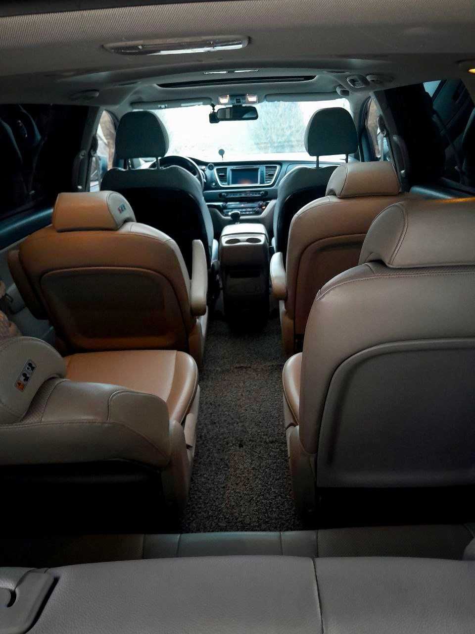 Kia Carnival 2015. Черный. есть навороты