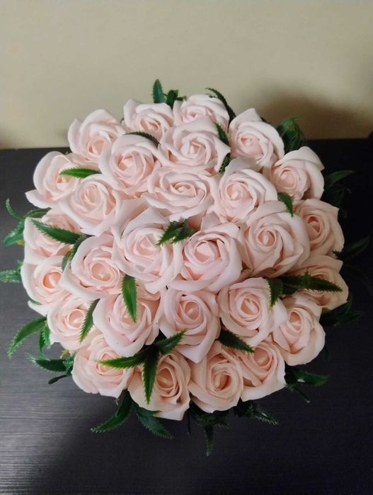 Aranjament floral în cutie – 28 trandafiri roz (artificiali)