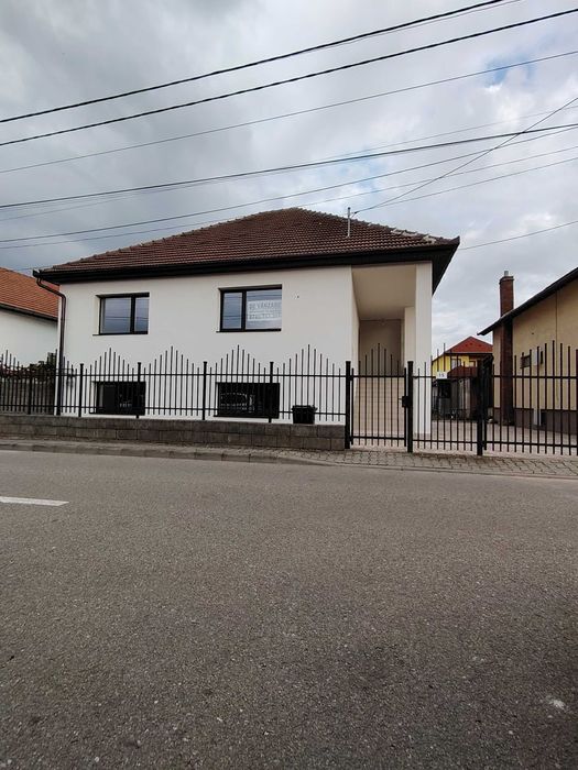 Casa de vânzare în drumul Petrestiului
