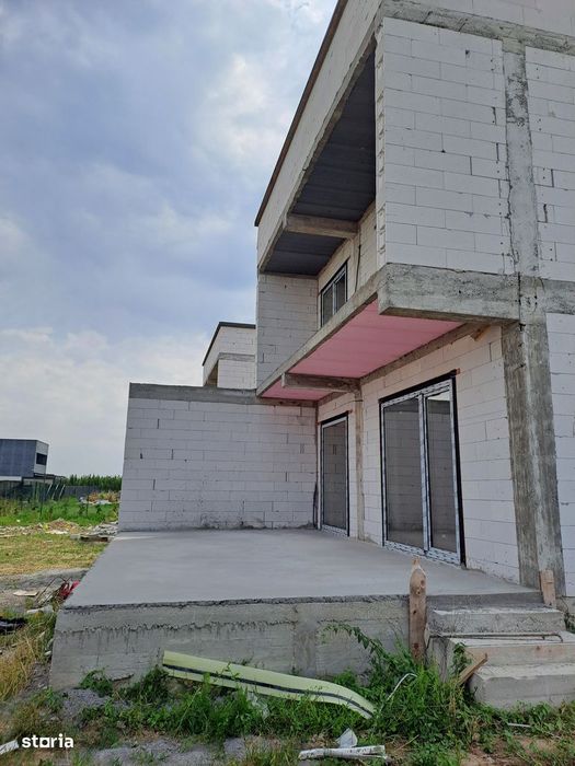 Vând casa Micesti,la 4 km de Mioveni