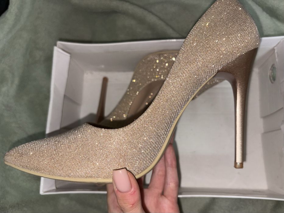 Блестящи брокатени златни токчета