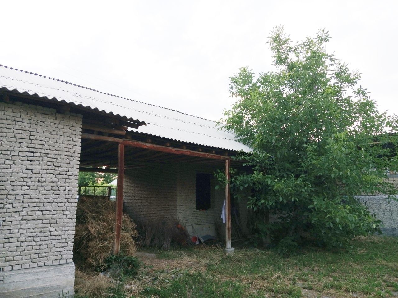 Uy karopka holatda, 4 xona, 8 sotix
Gaz, svet, suv, wifi, hammasi joyi