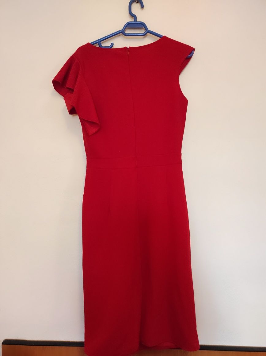 Vând rochie roșie elegantă