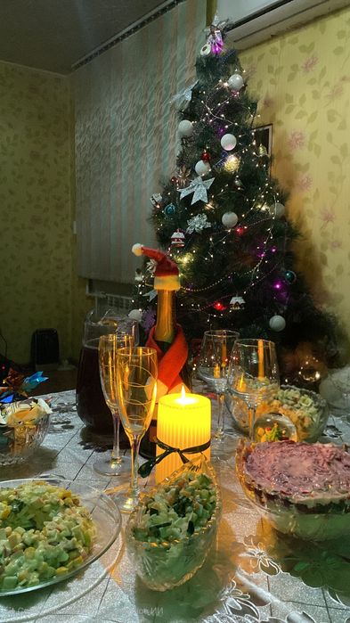 Продам ёлку, высокая, пушистая высоиа 210 см