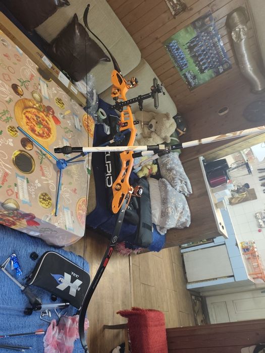 Продавам чисто нов лък напълно оборудван със раница която е чисто нова