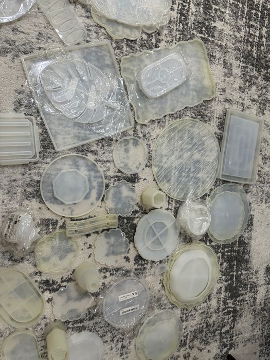 Силиконовые молды, эпоксидная смола и разные краски и блестки для них