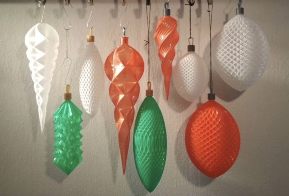 подавам коледни украси