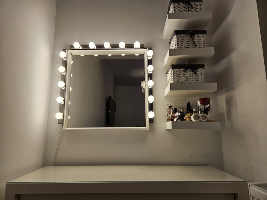 Masa machiaj + oglinda si lumini