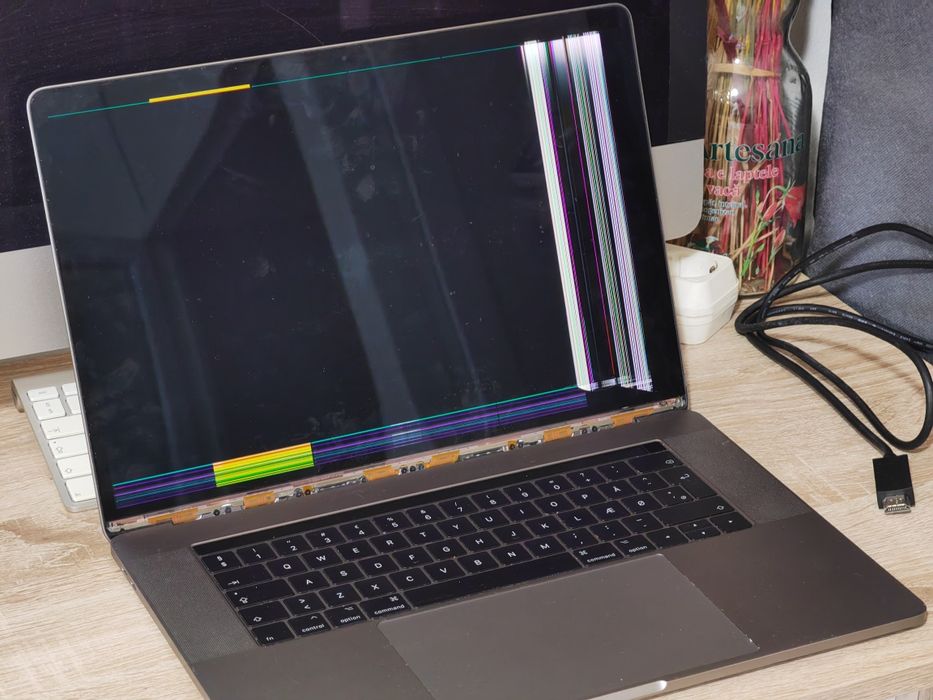 MacBook Pro 15 2017 / i7 / 16gb ram . Video dedicat  Touchbar