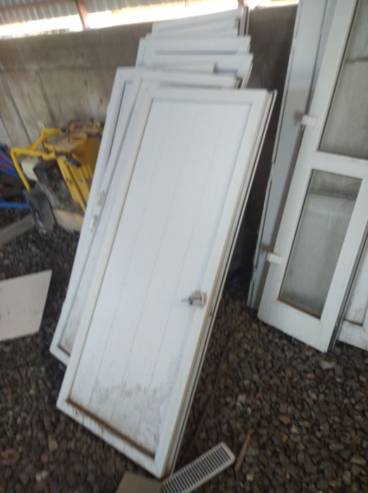 Пластиковые двери