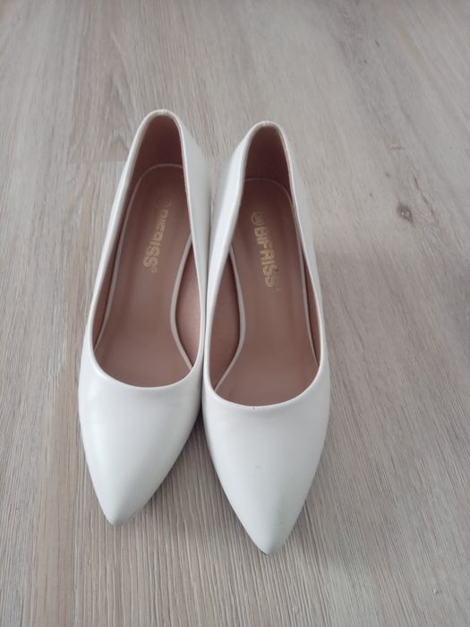 Продам белые туфли