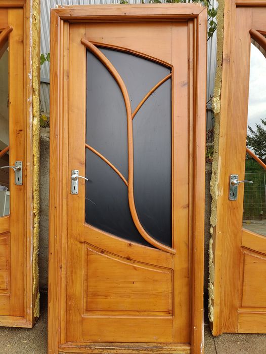 Vând 5 uși de lemn masiv