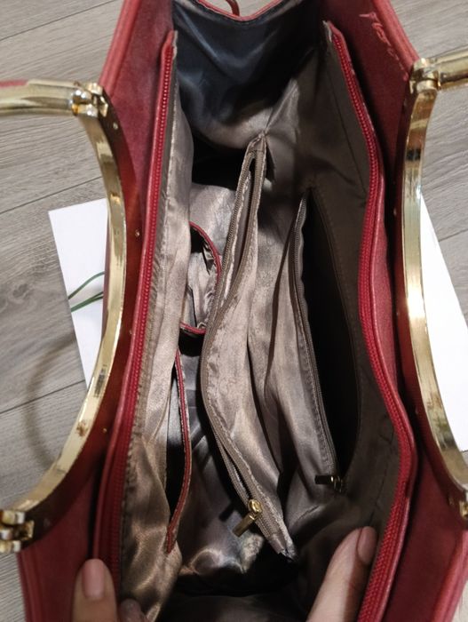 Vând geantă de mână deosebită