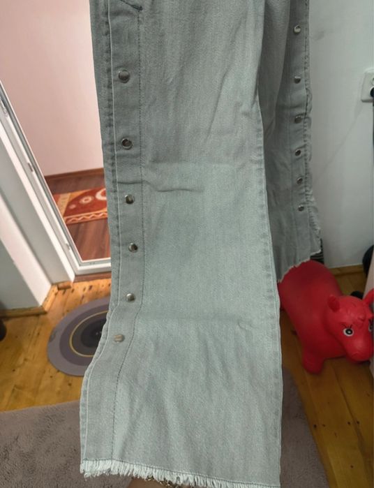 Blugi cu capse impecabili