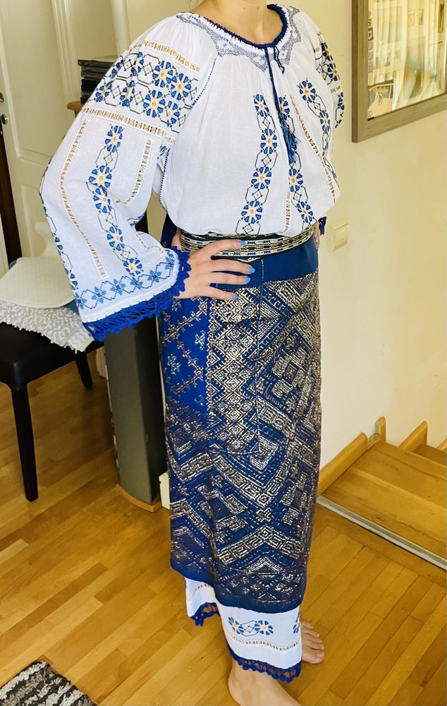 Costum traditional cu fota